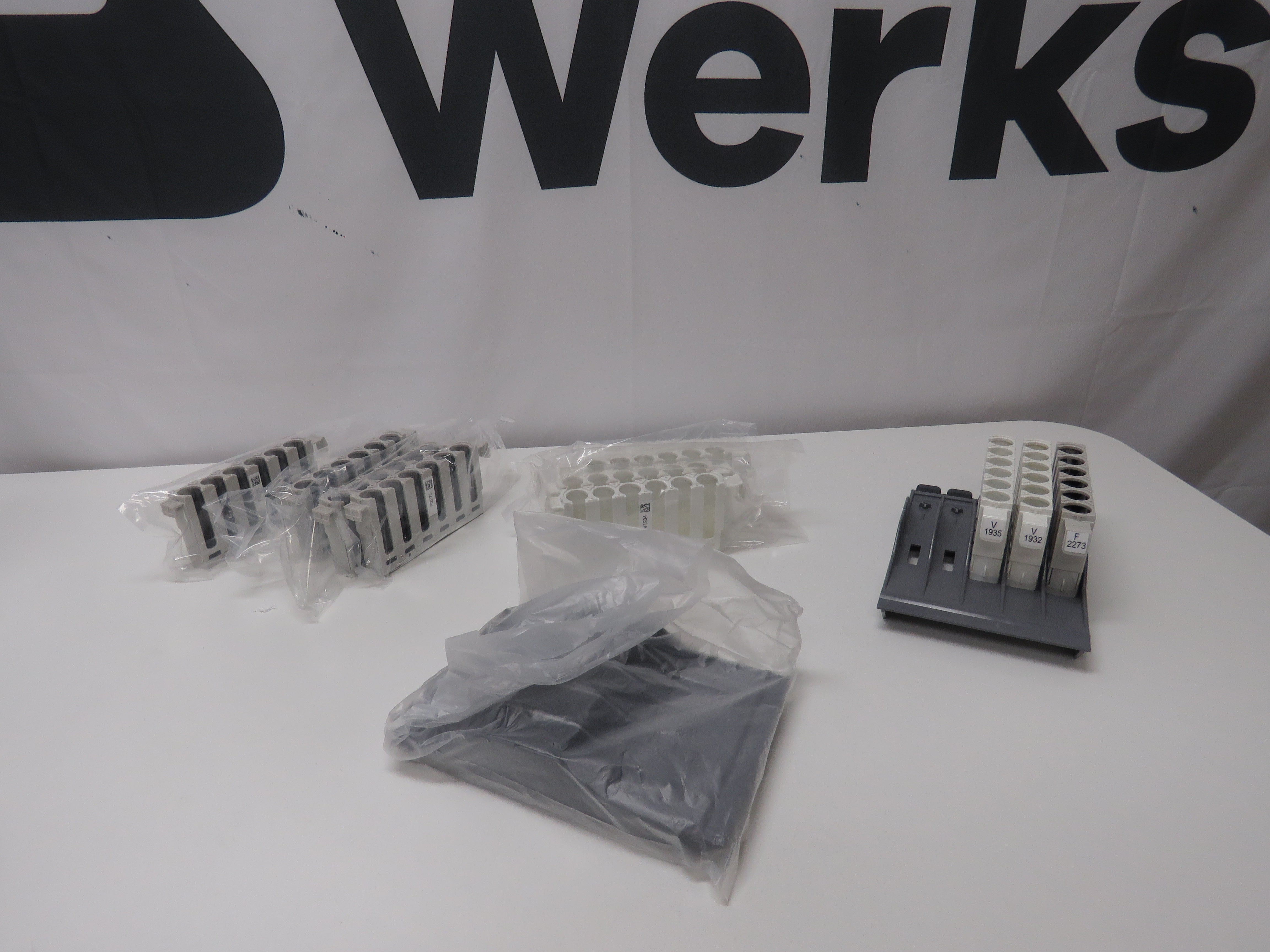 LOT (2) Abbott 30107555-104 with (10) Tube Racks Alinity | Express Lab ...