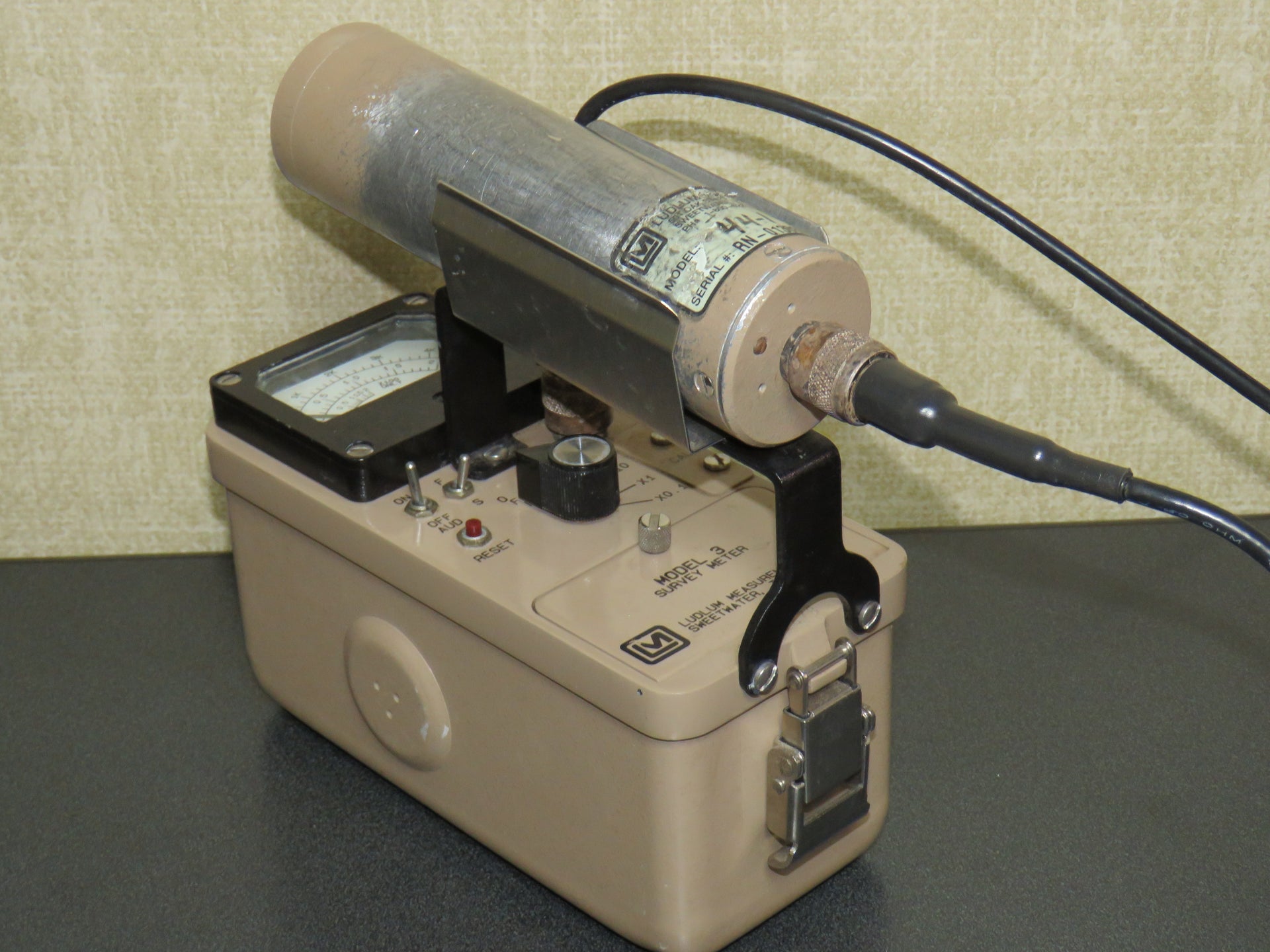 2 Ludlum Measurements Inc, Model 3 Survey Meter / Geiger Counter
